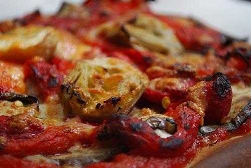 Pizza aux tomates fraiches, poivrons rouges et au fromage de chèvre