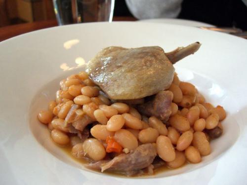 Cassoulet maison et vin rouge AOC Côtes de Provence