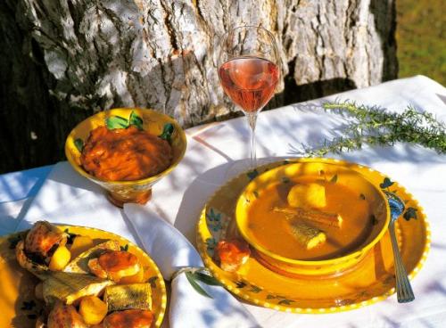 La bouillabaisse : une recette provençale incontournable qui se déguste toujours avec un rosé frais AOC de Provence !