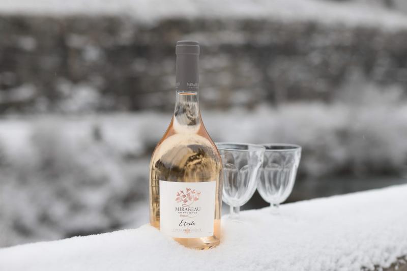 Ne laissez pas l'arrivée de l'hiver arrêter votre verre de rosé ! Mirabeau Etoile, cité dans le célèbre magazine Forbes. 