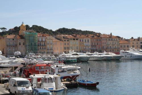 Les Conseils de Pon Pon, Bar à Vin à Saint Tropez, les Vins Rosés de PEYRASSOL